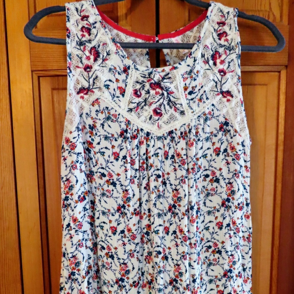 Lace Embroidered Tank top